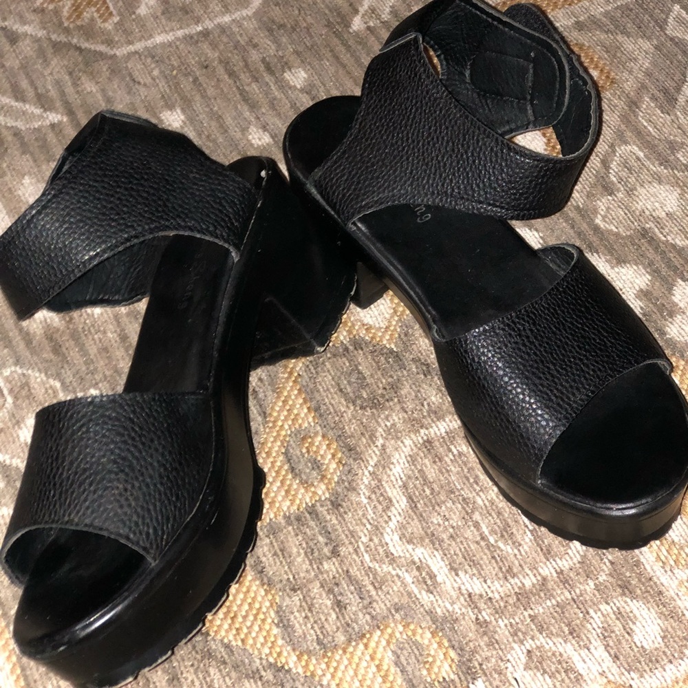 Black Pumps (2”)